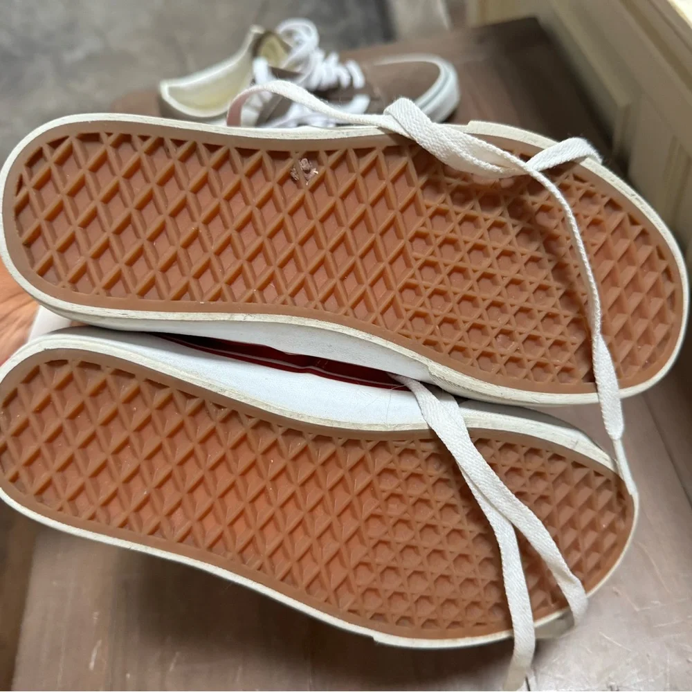 Red vans - Picture 2 of 3